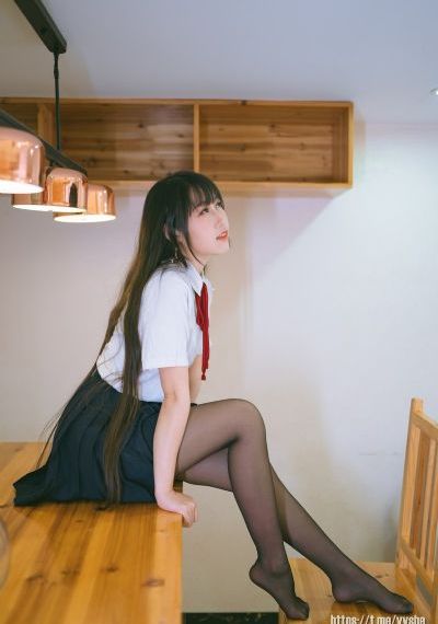 被闺蜜扒了内裤光着屁股打